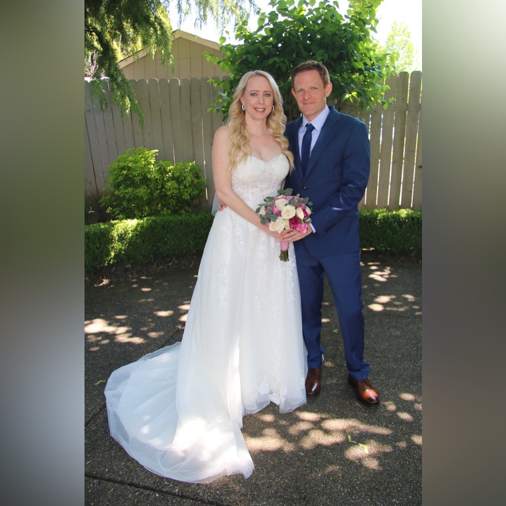Wedding dress sheer lace and tulle ball gown - Ivory - Size 8 - Has pockets - Picture 3 of 7